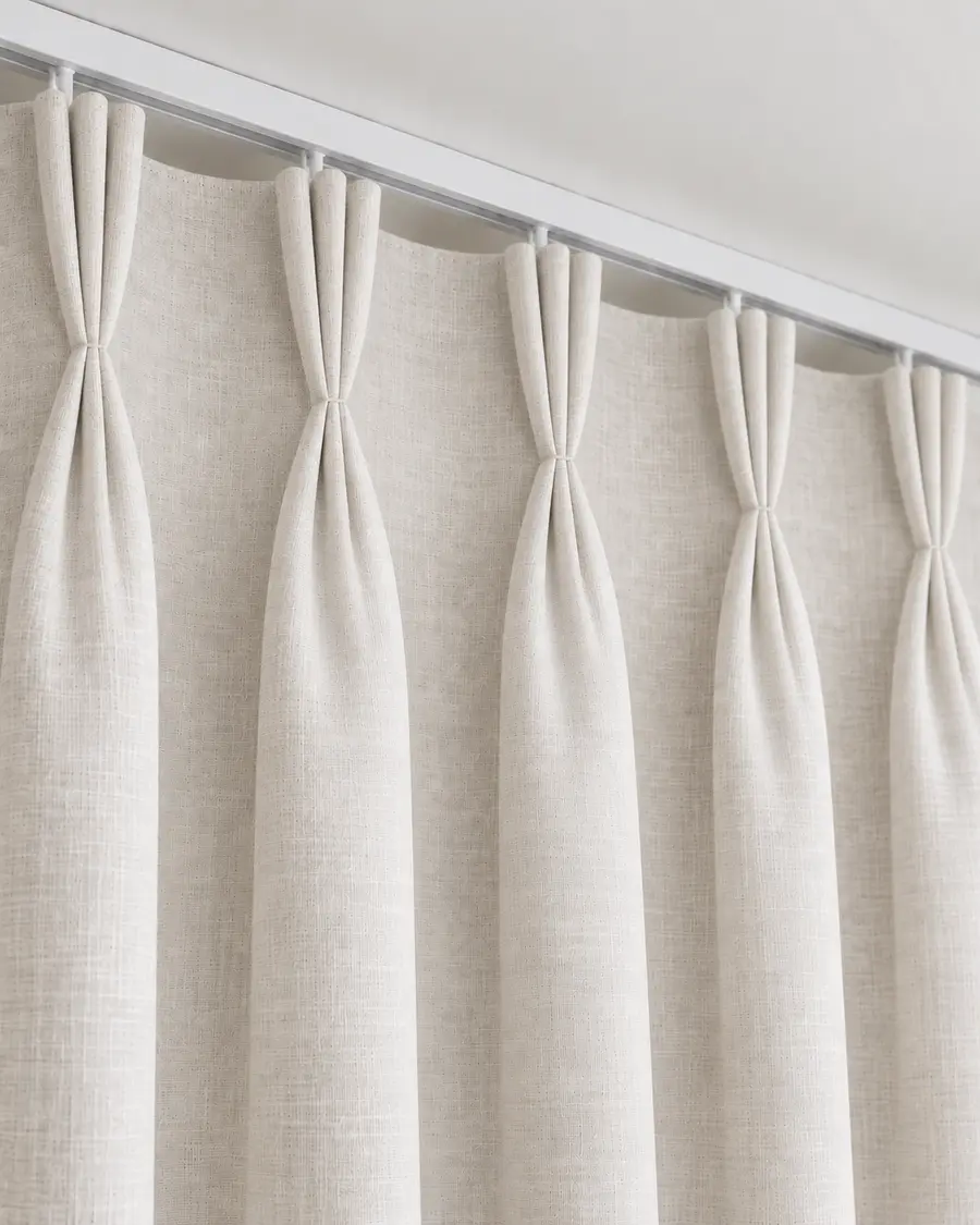 Triple pinch pleat curtain heading